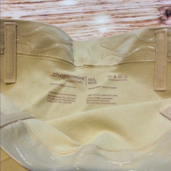 Shapermint Essentials All Day Every Day Mid-Waisted Shaper Short - Picture 4 of 4